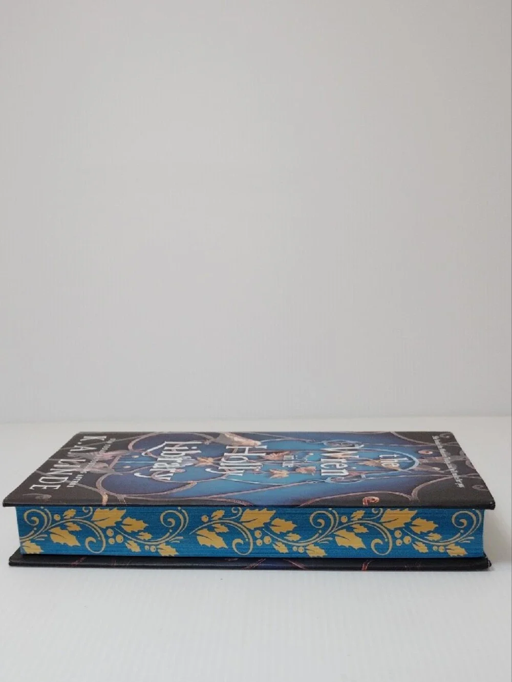 The Wren in the Holly Library - K.A. Linde (Sprayed Edges) *First Edition*